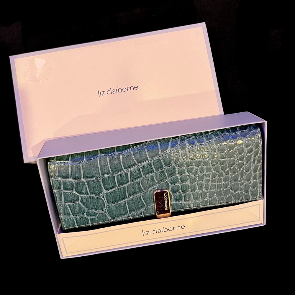 NWOT Liz Claiborne Wallet In Box
